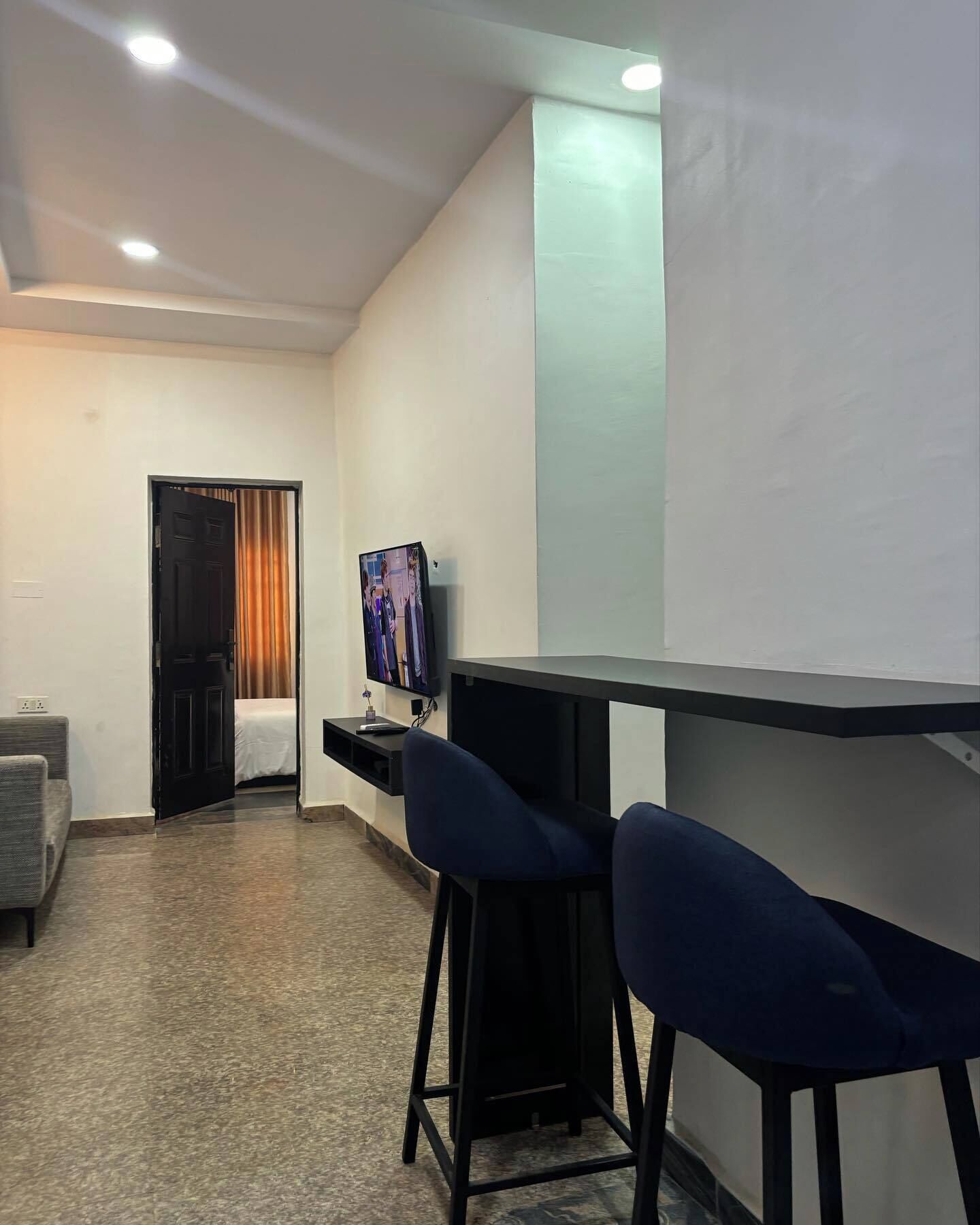 Departamento económico, balcón, vista a la ciudad | Área de sala de estar