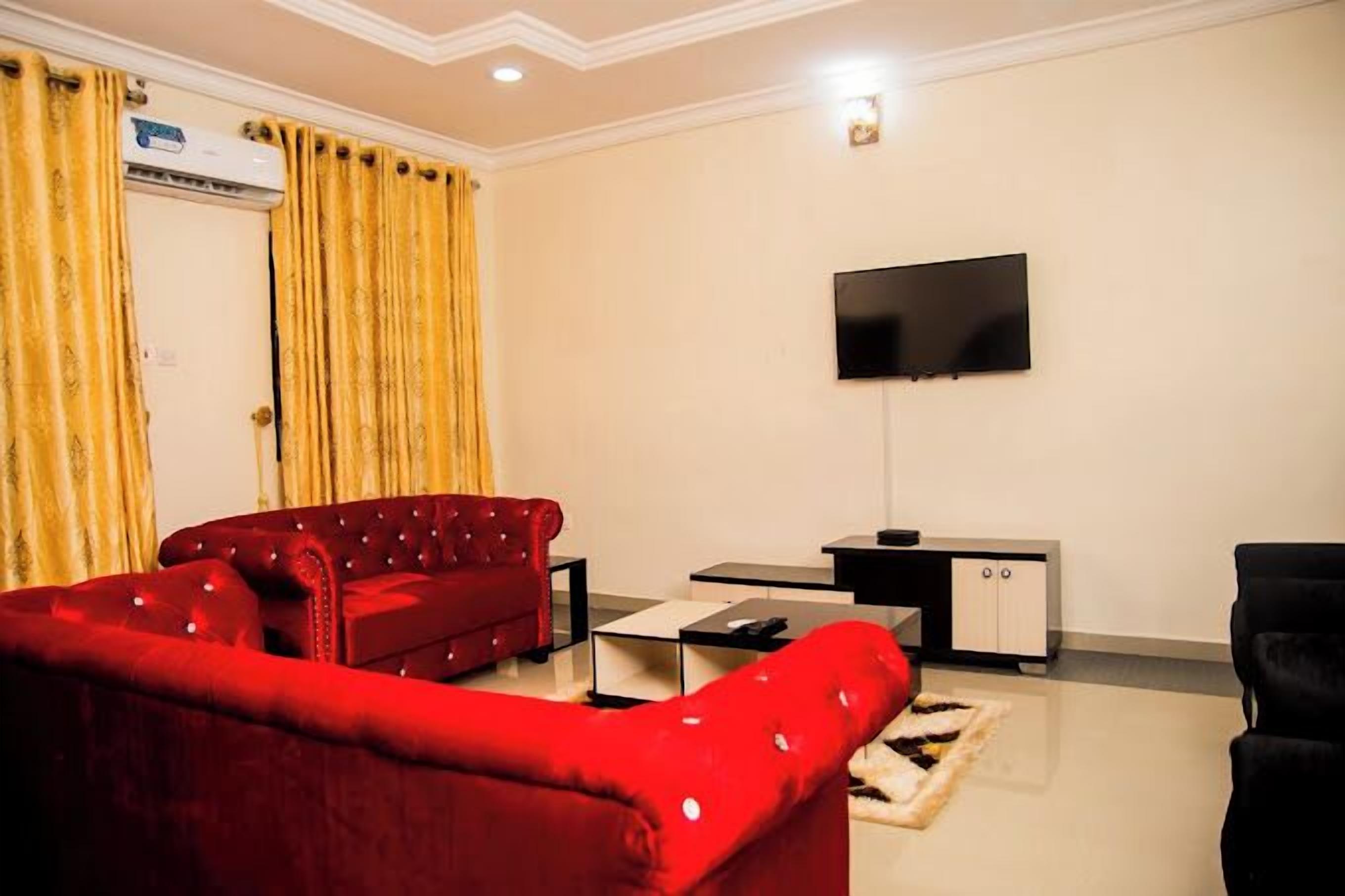 Departamento económico, balcón, vista a la ciudad | Área de sala de estar