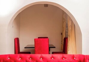 Økonomileilighet, balkong, byutsikt | Spiseområde på rommet