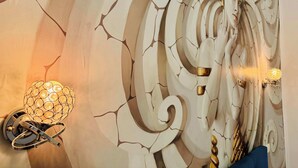Una pared con un diseño de patrón agrietado y apliques de pared.