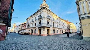 Un edificio histórico con un patio central, arquitectura ornamentada y una calle adoquinada.