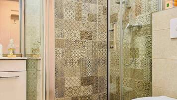 Shower, hair dryer, towels, shampoo
