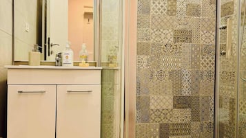 Regadera, secadora de cabello, toallas