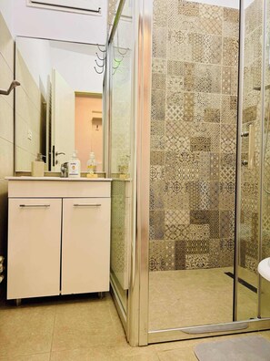 Dusj, hårføner og håndklær