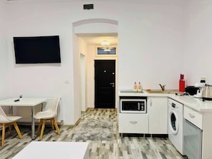Fridge, coffee/tea maker, cookware/dishes/utensils, dining tables - Joy City Stay Augustin 1 (Timișoara)