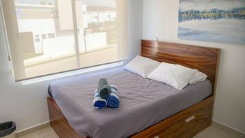 3 slaapkamers, een strijkplank/strijkijzer, gratis wifi, beddengoed