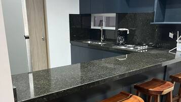 Microondas y placa de cocina