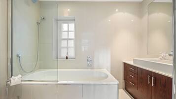 Dusj, hårføner, håndklær og såpe