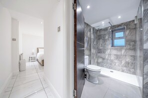 淋浴設備、風筒、提供毛巾、番梘