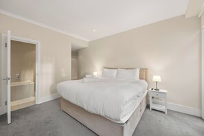 3 bedrooms, desk, iron/ironing board, travel cot - Spacious Knightsbridge Flat with Patio (London)