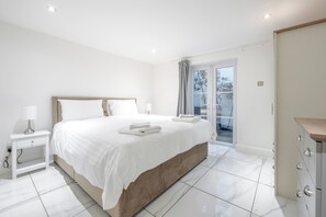 2 habitaciones, escritorio y tabla de planchar con plancha