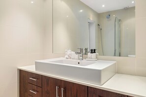 Shower, hair dryer, towels, soap - Spacious Knightsbridge Flat with Patio (London)