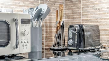 Køleskab, mikrobølgeovn, ovn, kogeplade