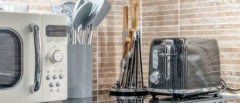 Réfrigérateur, micro-ondes, four, plaque de cuisson