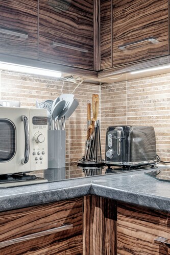 140sqmt • Patio • 🚪Private Entry • 🌅Early Drop • 🔄 Flex Policy • 👑 King Bed