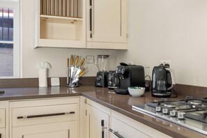 Fridge, microwave, oven, stovetop - Spacious Knightsbridge Flat with Patio (London)