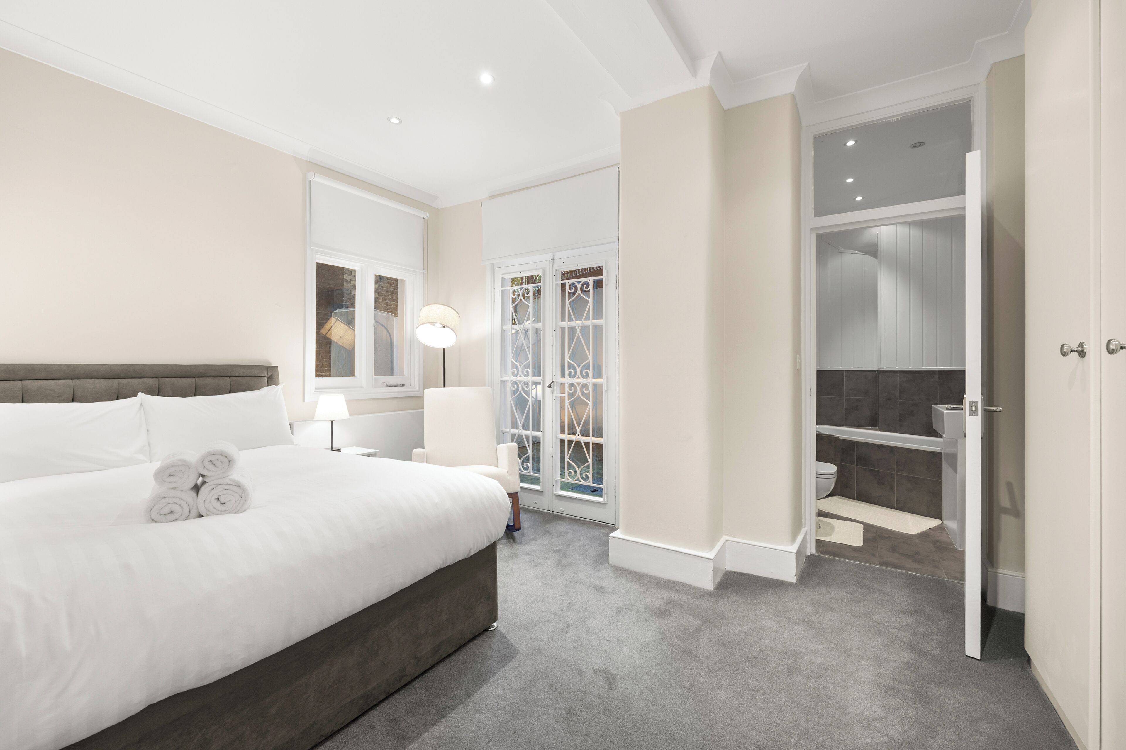 3 bedrooms, desk, iron/ironing board, travel crib