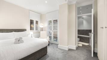 3 bedrooms, desk, iron/ironing board, travel crib