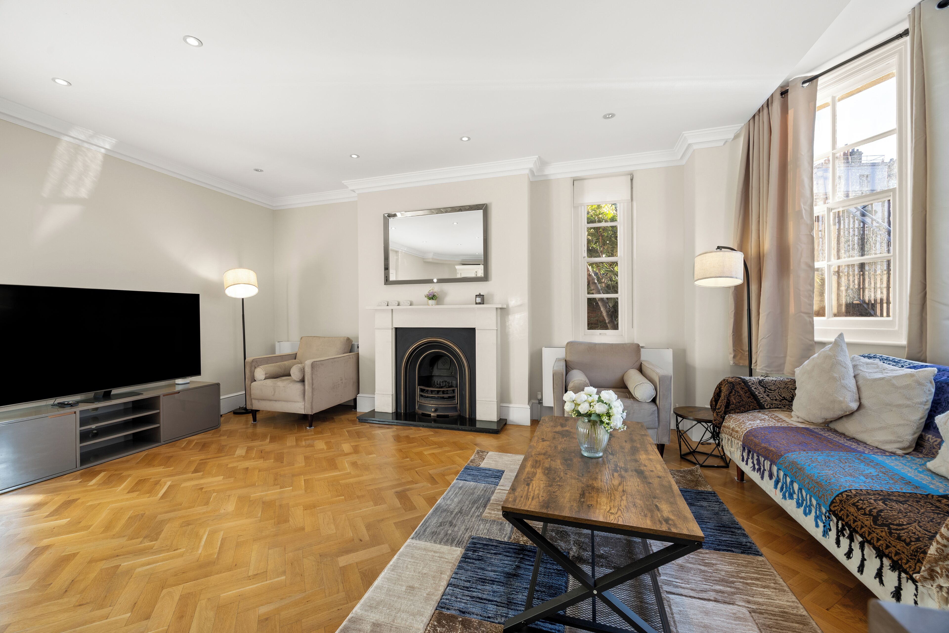 Smart TV y chimenea 