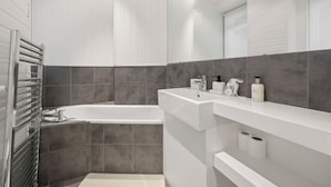 Douche, séchoir à cheveux, serviettes fournies, savon