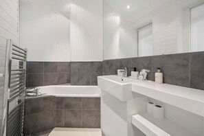 Shower, hair dryer, towels, soap - Knightsbridge Luxury: 3BR/3BA, AC, Patio (London)