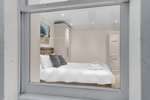 2 Schlafzimmer, Schreibtisch, Bügeleisen/Bügelbrett, Reisekinderbett