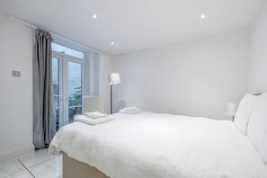 2 soverom, skrivebord, strykejern/-brett og reiseseng for barn