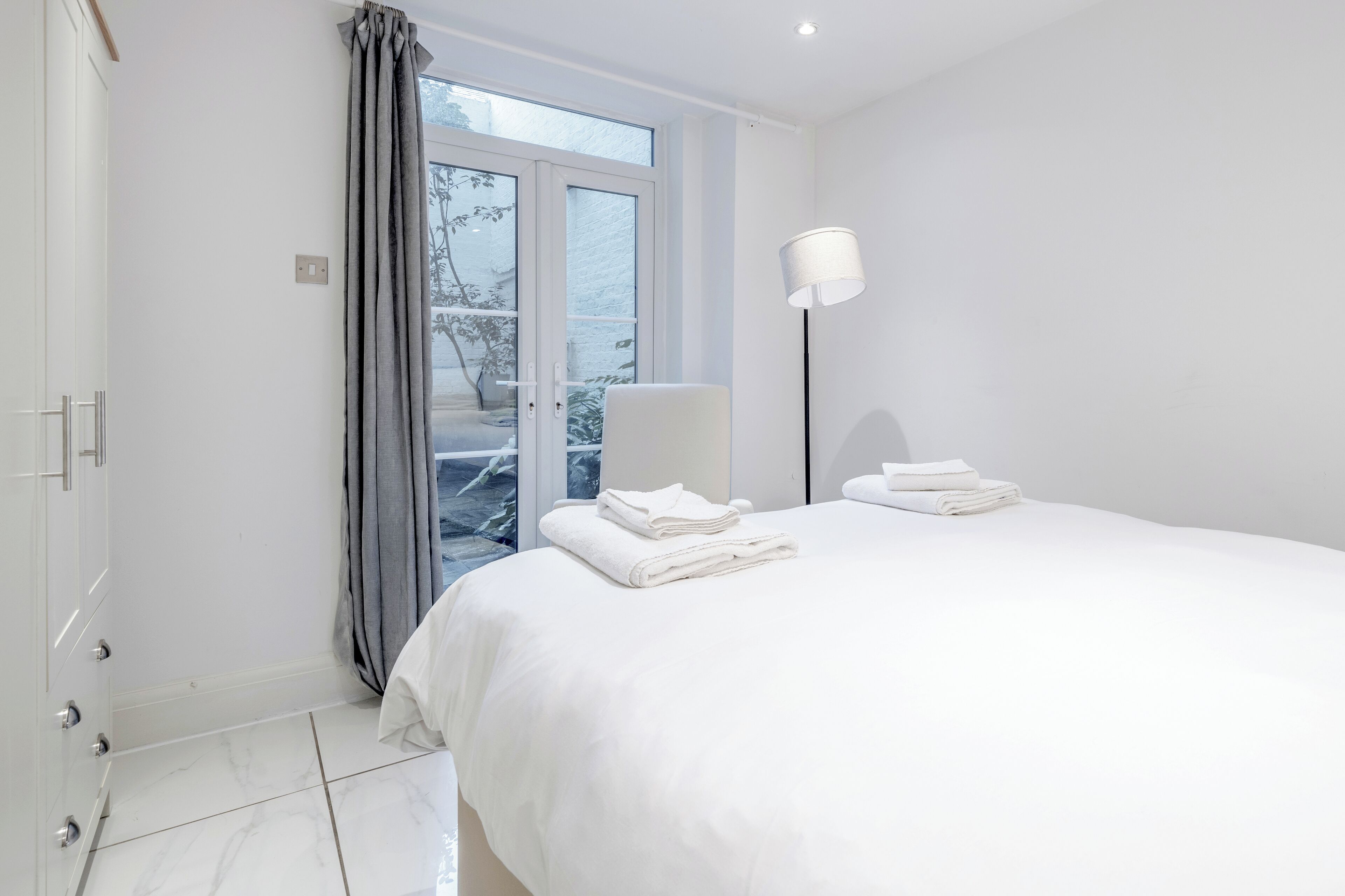 2 عدّة غرف نوم ومكتب ومكواة/لوح كي وسرير سفر