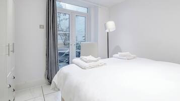 2 soveværelser, skrivebord, strygejern/strygebræt, weekendseng