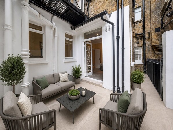 Terrace/patio - Knightsbridge Luxury: 3BR/3BA, AC, Patio (London)