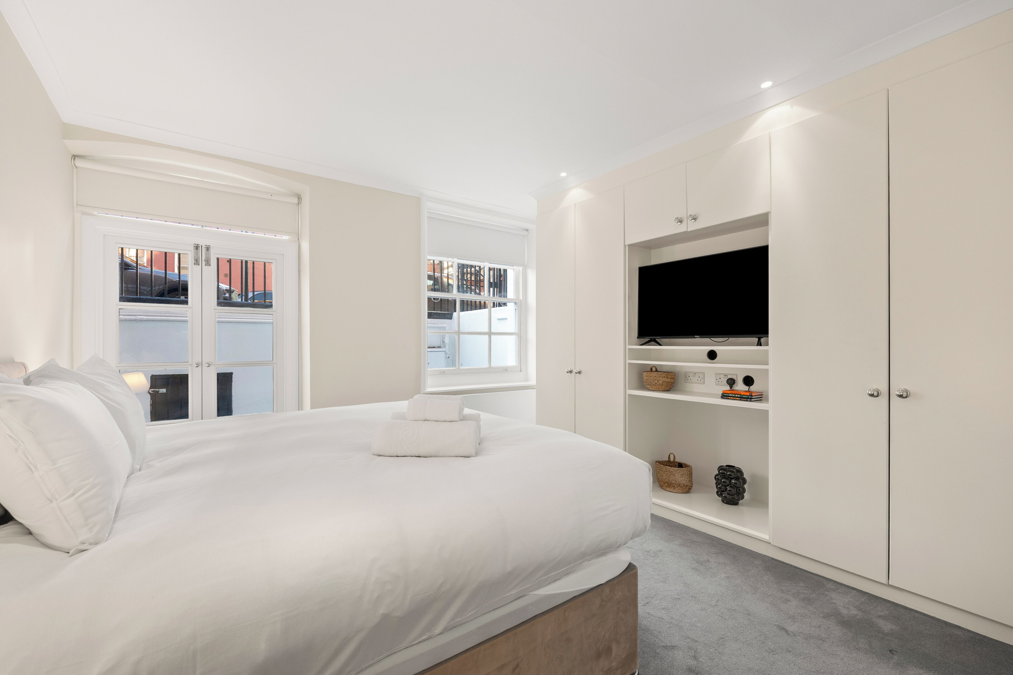 3 soverom, skrivebord, strykejern/-brett og reiseseng for barn