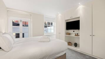 3 soverom, skrivebord, strykejern/-brett og reiseseng for barn