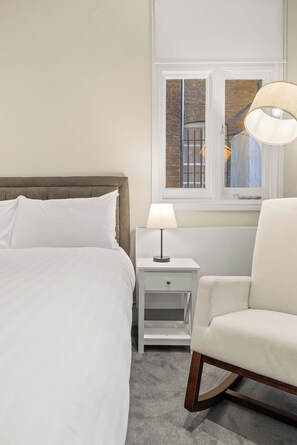 3 bedrooms, desk, iron/ironing board, travel crib - Spacious Knightsbridge Flat with Patio (London)
