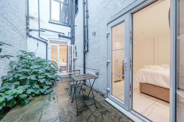 2 soverom, skrivebord, strykejern/-brett og reiseseng for barn