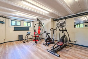 A gym with exercise equipment, a radiator, and a window. - L'Artbanne - The Hestia house (Saint-Hilaire-le-Petit)