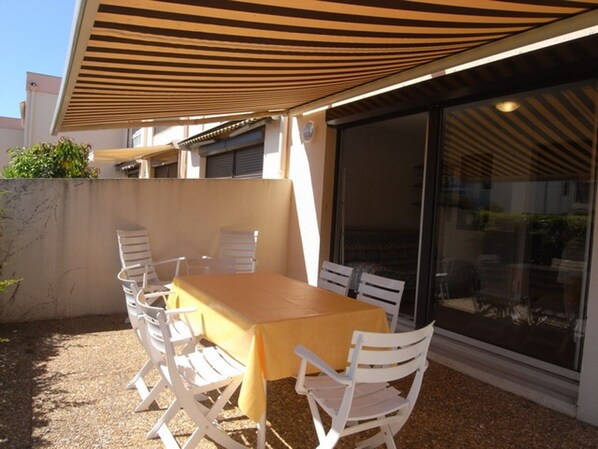 Outdoor dining - 3-Room Apartment Ground Floor, Pool-Tennis, Parking in Argelès (Argelès-sur-Mer)