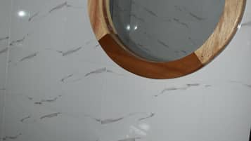 Chambre Standard avec lits jumeaux | Salle de bain | Douche, articles de toilette gratuits, serviettes fournies, savon