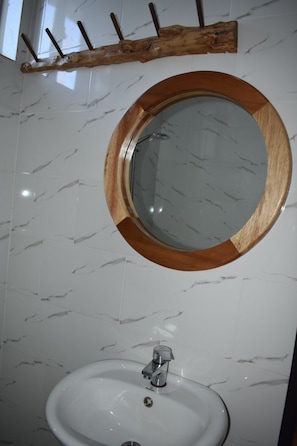 Quarto duplo standard | Banheiro | Chuveiro, produtos de toalete grátis, toalhas de banho, sabonete