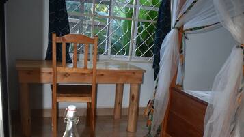 Standard-Zweibettzimmer | Hochwertige Bettwaren, Daunenbettdecken, Schreibtisch, kostenloses WLAN