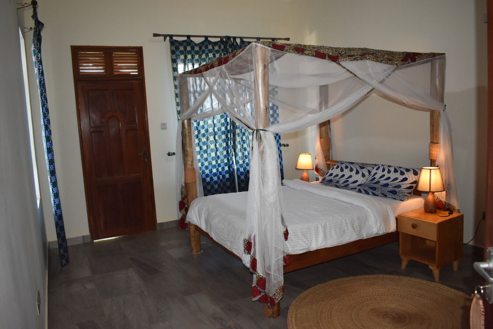 Deluxe-huone | Ylelliset vuodevaatteet, untuvapeitot, työpöytä, ilmainen Wi-Fi