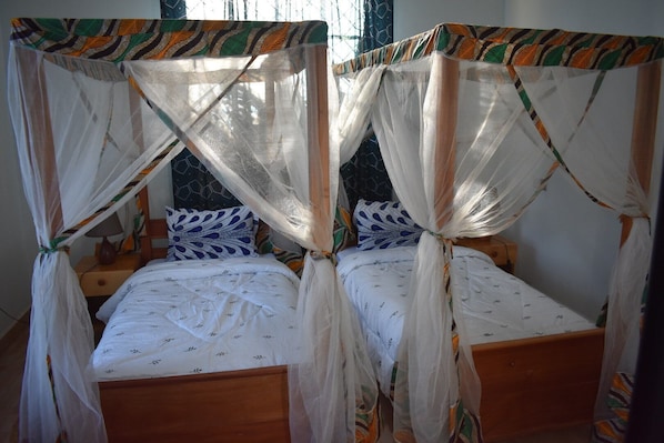 Quarto duplo standard | Roupas de cama premium, edredons de pluma, escrivaninha