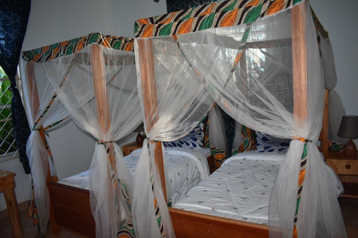 Kahden hengen standard-huone (kaksi sänkyä) | Ylelliset vuodevaatteet, untuvapeitot, työpöytä, ilmainen Wi-Fi