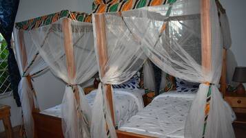 Kamar Twin Standar | Seprai premium, selimut bulu angsa, meja kerja, dan Wi-Fi gratis