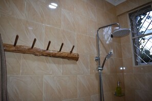 Shower, free toiletries, slippers, towels - kili Kivuli  (Moshi)