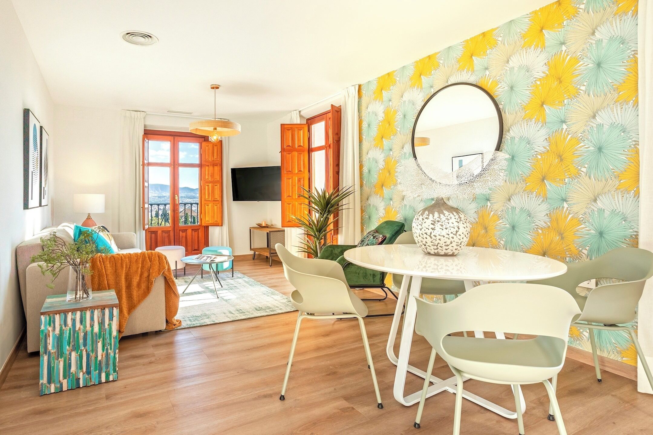 Una sala de estar moderna con un sofá, una mesa de centro y un comedor con sillas.
