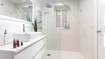 Departamento (1 Bedroom) | Baño | Regadera, amenidades de baño gratuitas, toallas, papel de baño