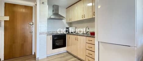 Fridge, microwave, dishwasher, coffee/tea maker