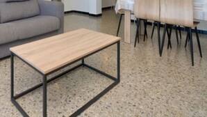 A room with a grey sofa, a wooden coffee table with metal legs, and a dining table with chairs. - Cozy apartment with WiFi and parking in Platja d'Aro (Platja d'Aro)