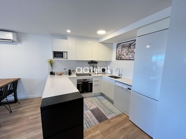 Kühlschrank, Mikrowelle, Ofen, Geschirrspüler