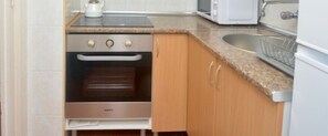 Fridge, microwave, dishwasher, coffee/tea maker - 1-Bed Apt in Platja d'Aro with Terrace & Parking (Platja d'Aro)